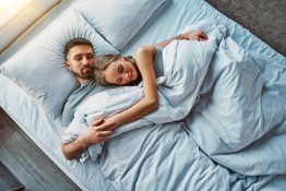 junges Paar schläft im Bett