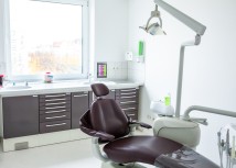 Zahnarztpraxis Nicole Scheer – Behandlungszimmer Lila
