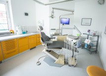 Zahnarztpraxis Nicole Scheer – Behandlungszimmer gelb